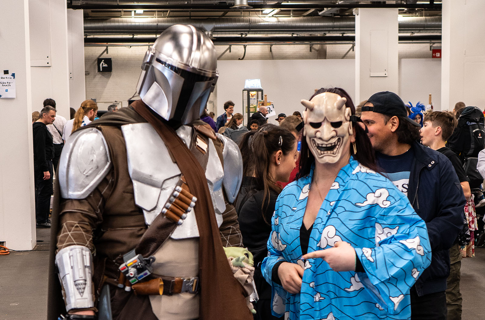 Foto von zwei Personen in Cosplay an einem Event