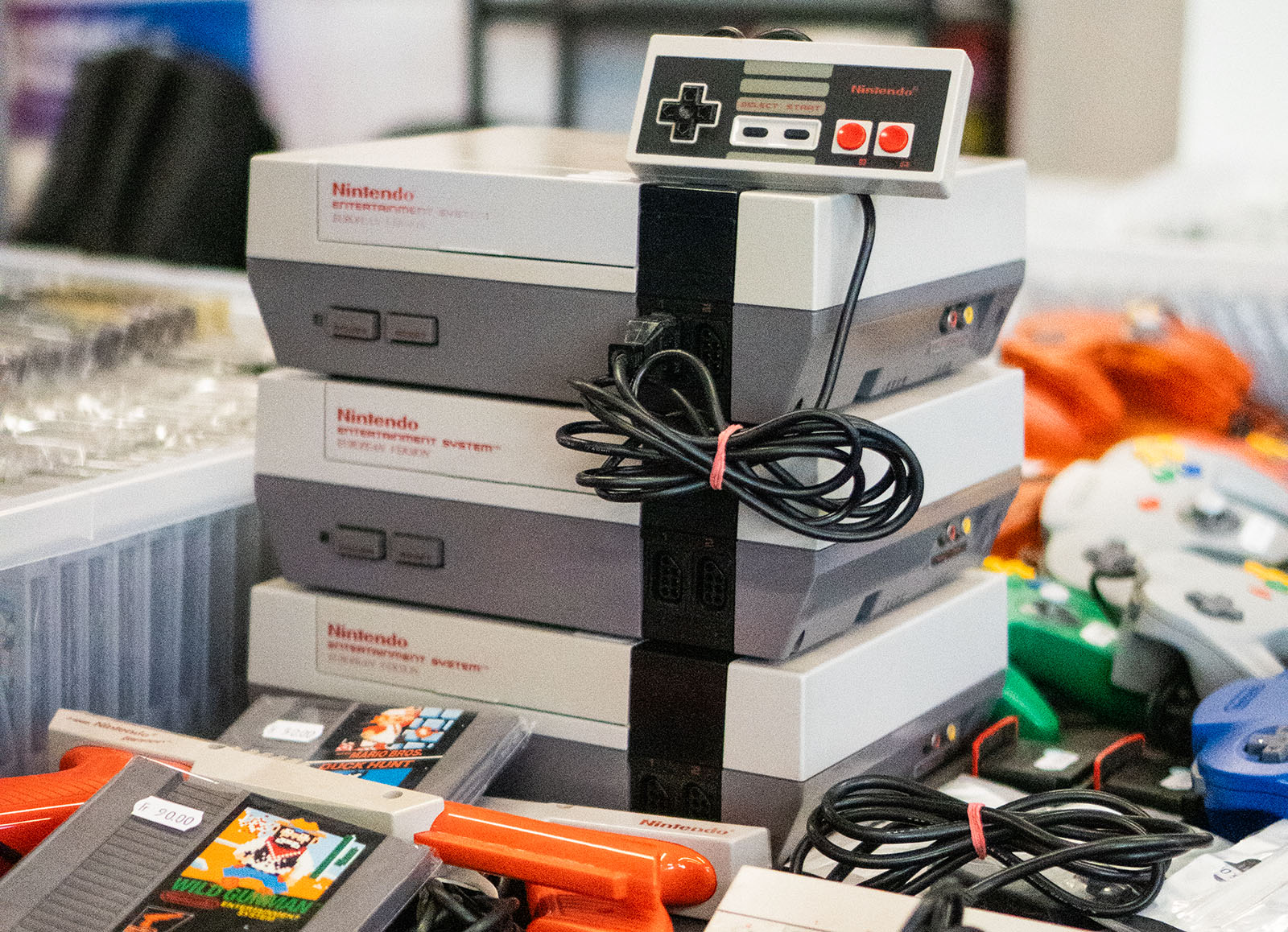 Auslege an NES-Games und -Konsolen auf einem Event-Tisch