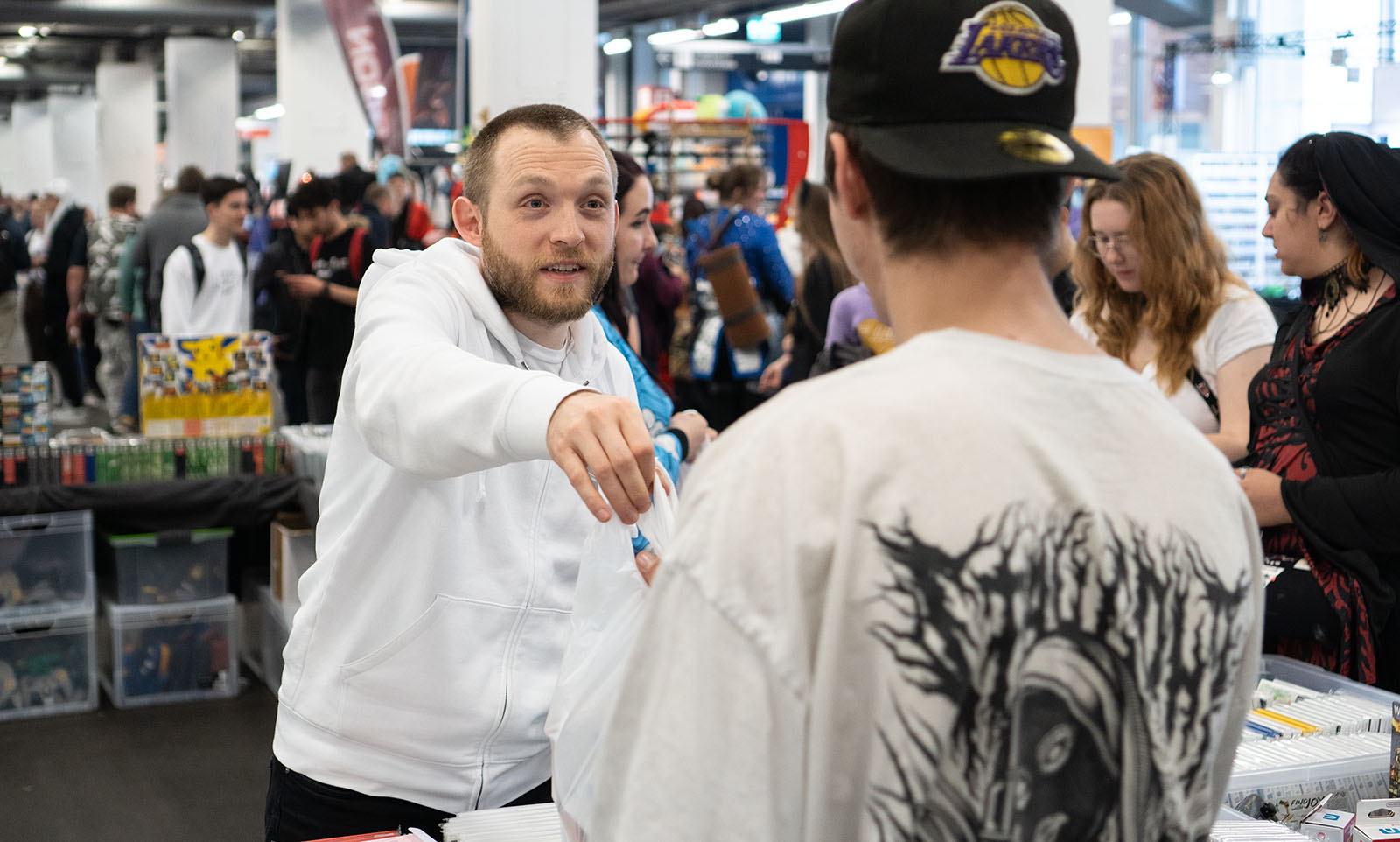 Foto von Zockbar-Stand an einem Event mit Besitzer Livio beim Verkauf