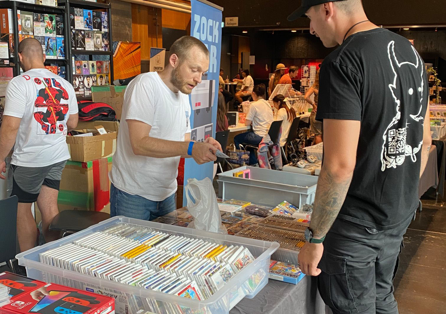 Foto von Event mit Besuchern beim Einkauf von Games von Zockbar