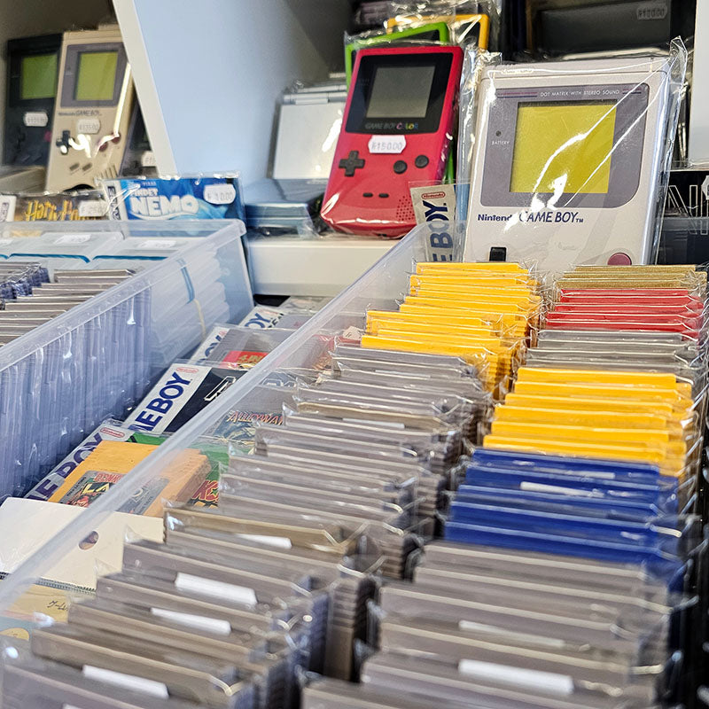 Schachteln gefüllt mit Game Boy Modulen und Handhelds