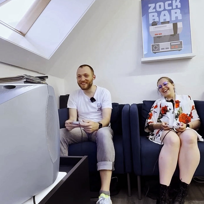 Zockbar Teammitglieder Livio und Elena spielen zusammen Super Mario Kart