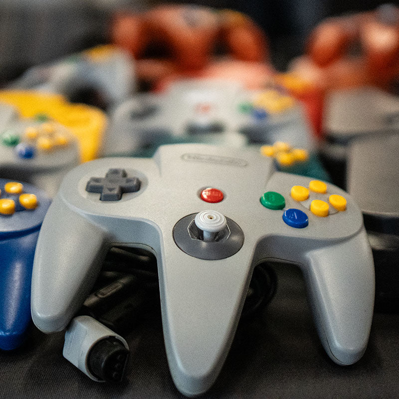 Auswahl an Nintendo 64 Controller im Zockbar Laden in Bern