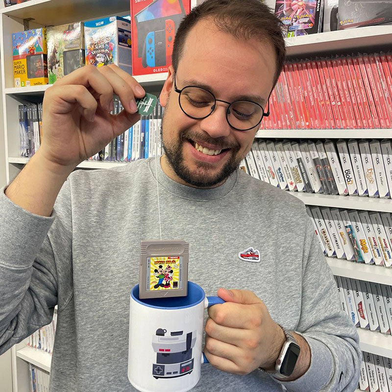 Bild eines Zockbar Teammitglieds zum Spass mit einem Game Boy Modul als Teebeutel in einer Zockbar-Tasse