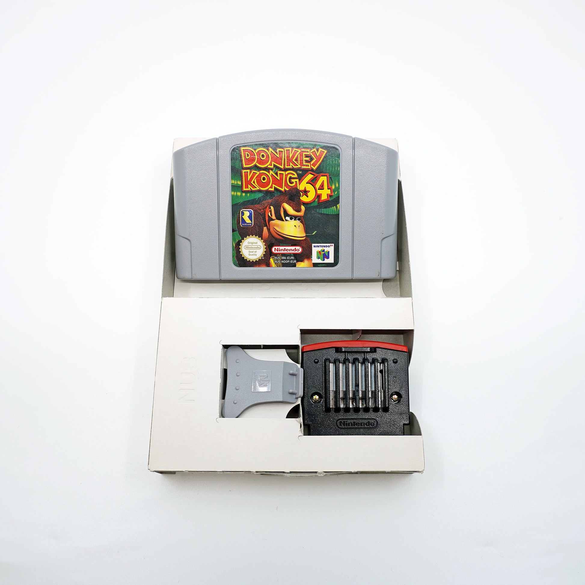 Donkey Kong 64 inkl. Expansion Pak für Nintendo 64 in Originalverpackung - Innenansicht mit Inlay, Modul und Expansion Pak