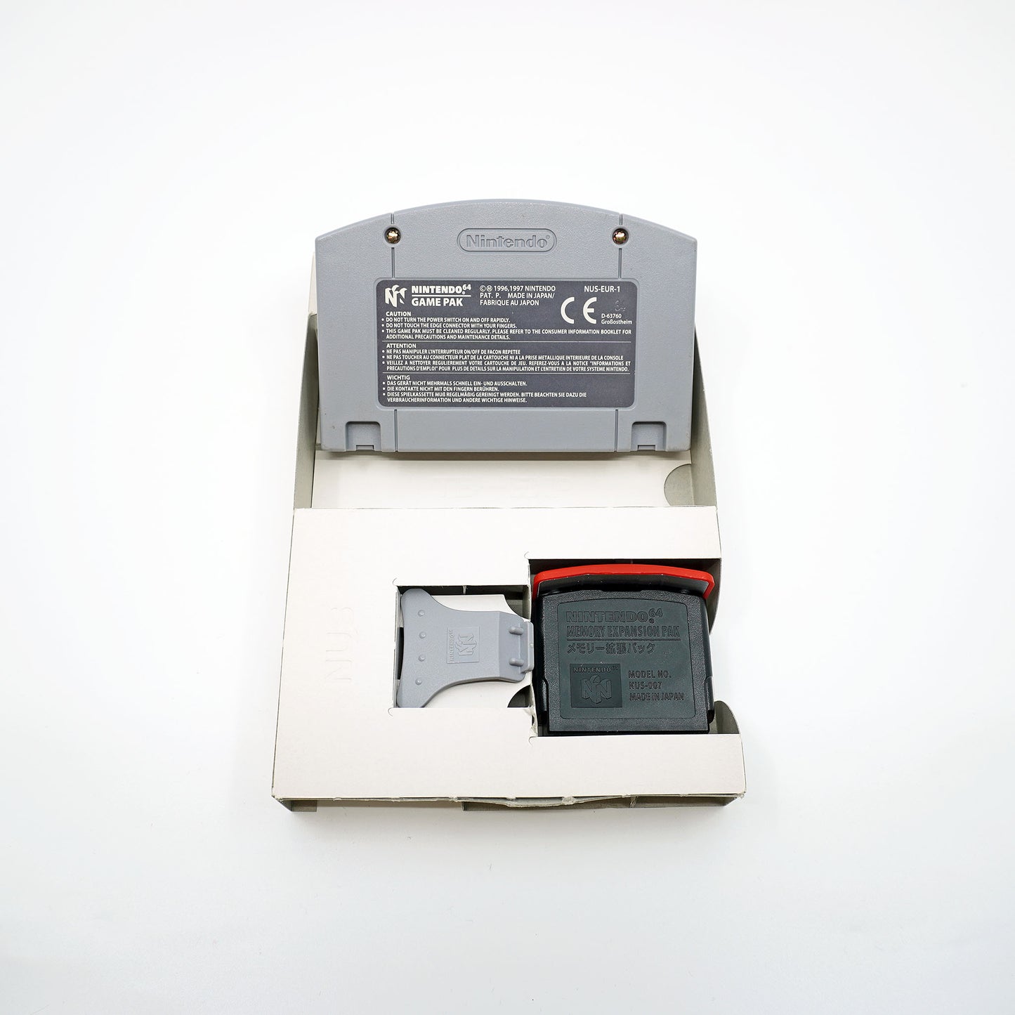 Donkey Kong 64 inkl. Expansion Pak für Nintendo 64 in Originalverpackung - Innenansicht mit Inlay, Modul und Expansion Pak