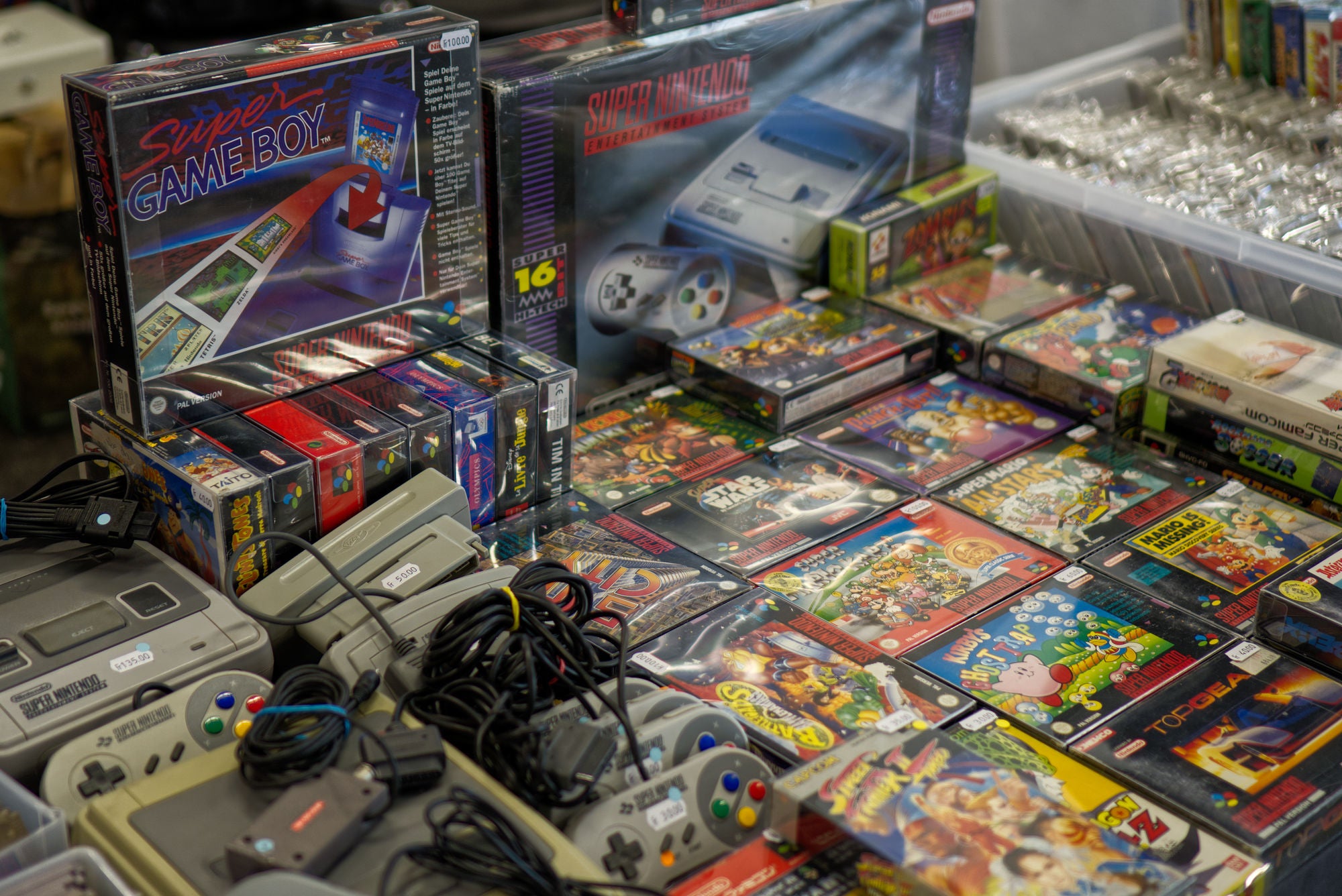 Auslege-Tisch im Zockbar Laden mit SNES-Konsolen und Games