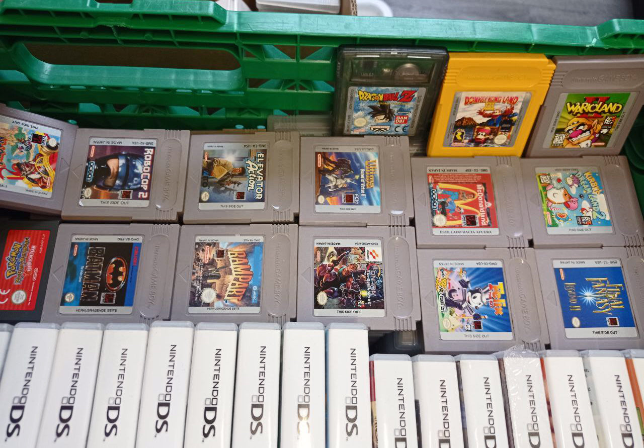 Game Boy und DS Games in einer Harasse als Symbolbild für unseren Ankauf Service