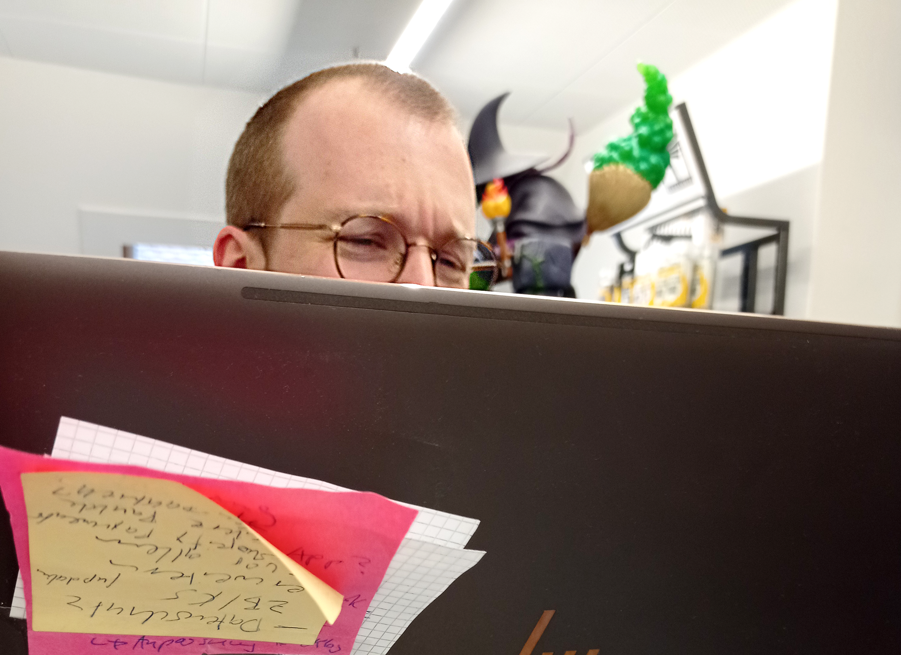 Zockbar-Mitglied Milan hinter dem Laptop am Arbeiten